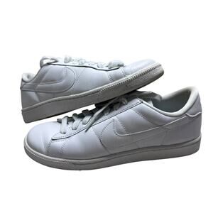 Nike Tennis Classic sneakers featuring‎ a minimalist low-top